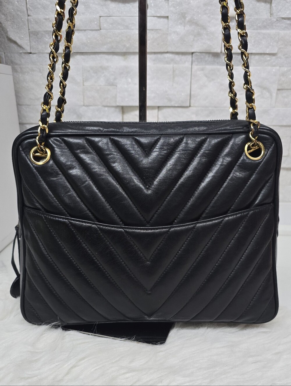 Chanel Black Quilted Leather Shoulder Bag with Gold Chain - Picture 4 of 12